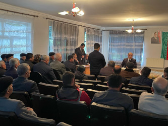 Kəlbəcər rayon İcra Hakimiyyətinin başçısı Azər Qocayev Qax rayonu, Almalı kəndində  həmin ərazidə yaşayan vətəndaşlar üçün səyyar-görüş qəbulunu keçirib.