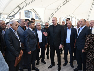 Avqustun 21-də Azərbaycan Respublikasının Prezidenti İlham Əliyev və birinci xanım Mehriban Əliyeva Kəlbəcər şəhərində 1-ci yaşayış kompleksinin ərazisində fərdi və çoxmərtəbəli evlərdə yaradılan şəraitlə tanış olub, buraya köçən sakinlərlə görüşüblər.