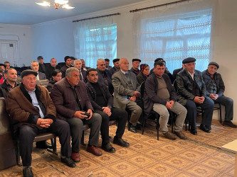 Kəlbəcər rayon İcra Hakimiyyətinin başçısı Azər Qocayev Qax rayonu, Almalı kəndində  həmin ərazidə yaşayan vətəndaşlar üçün səyyar-görüş qəbulunu keçirib.