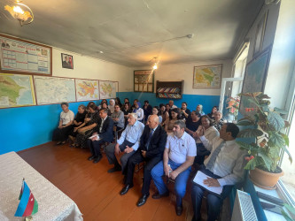 Kəlbəcər rayon İcra Hakimiyyətinin başçısı Azər Qocayev Abşeron şəhəri, Xırdalan şəhəri, Kəlbəcər rayon 20 saylı tam orta məktəbin inzibati binasında həmin ərazidə yaşayan vətəndaşlar üçün görüş  keçirib.