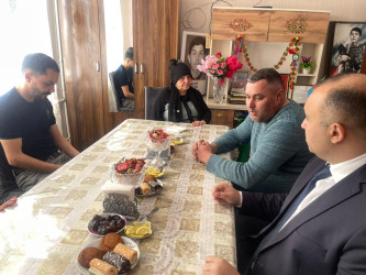 Kəlbəcər rayon İcra Hakimiyyətinin başçısı Azər Qocayev şəhid Rzayev Ülfət Novruz oğlunun ailəsini ziyarət edib.