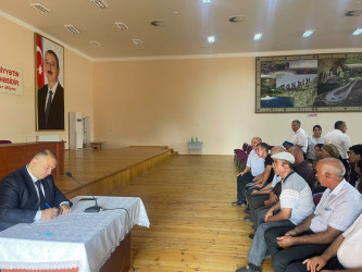 Kəlbəcər rayon İcra Hakimiyyətinin başçısı Azər Qocayev Tərtər rayonu, Şıxarx qəsəbəsində yerləşən Kəlbəcər rayon 34 nömrəli tam orta məktəbin inzibati binasında həmin ərazidə yaşayan vətəndaşlar üçün səyyar-görüş qəbulunu keçirib
