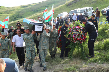 Kəlbəcər Rayon İcra Hakimiyyətinin başçısı Azər Qocayev, şəhid Babayeva Mədinə Rəhim qızının , Kəlbəcər rayonunda dəfin mərasimində iştirak edib.