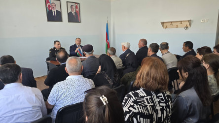 Kəlbəcər rayon İcra Hakimiyyətinin başçısı Azər Qocayev, Səfərbərlik və Hərbi Xidmətə Çağırış üzrə Dövlət Xidmətinin Kəlbəcər rayon şöbəsinin rəis polkovnik Zöhrab Camalovla birlikdə Bakı şəhəri, Xəzər rayonu, Mərdəkan qəsəbəsi, Kəlbəcər rayon 14 nömrəli tam orta məktəbinin inzibati binasında  həmin ərazidə yaşayan vətəndaşlar üçün səyyar-görüş qəbulunu keçirib.