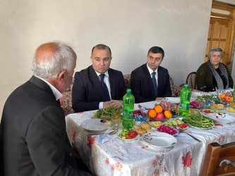Kəlbəcər rayon İcra Hakimiyyətinin başçısı Azər Qocayev şəhid Mustafayev Əlzamin Baxış  oğlunun ailəsini ziyarət edib.