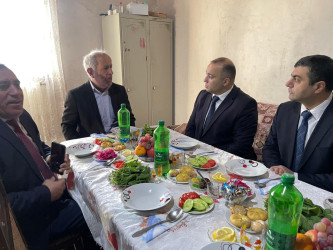 Kəlbəcər rayon İcra Hakimiyyətinin başçısı Azər Qocayev şəhid Mustafayev Əlzamin Baxış  oğlunun ailəsini ziyarət edib.