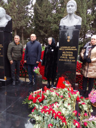 Kəlbəcər rayon İcra Hakimiyyəti başçısının birinici müavini Eldəniz Mehtiyev AZAL-a məxsus sərnişin təyyarəsinin faciəli şəkildə qəzaya uğramasın birinci ildönümündə, faciə nəticəsində həyatını itirmiş Azərbaycanın Milli Qəhrəmanı Hökümə Əliyevanın məzarını ziyarət edib.