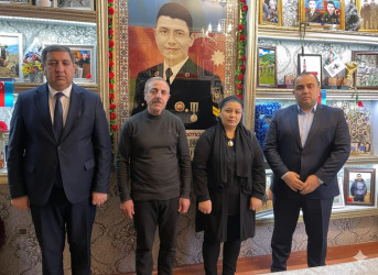 Kəlbəcər rayon İcra Hakimiyyətinin başçısı Azər Qocayev şəhid Salmanov Elçin Habil oğlunun ailəsini ziyarət edib.