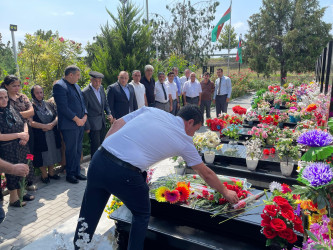 Kəlbəcər rayon İcra Hakimiyyətinin başçısı Azər Qocayev  “Qarabağ” ordenli şəhid, mayor Azər Mikayılovun ad günündə məzarını ziyarət edib.