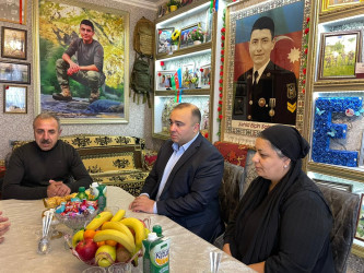 Kəlbəcər rayon İcra Hakimiyyətinin başçısı Azər Qocayev şəhid Salmanov Elçin Habil oğlunun ailəsini ziyarət edib.
