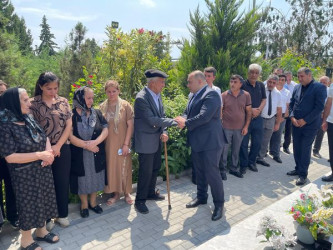 Kəlbəcər rayon İcra Hakimiyyətinin başçısı Azər Qocayev  “Qarabağ” ordenli şəhid, mayor Azər Mikayılovun ad günündə məzarını ziyarət edib.