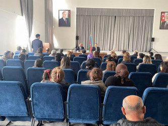 Kəlbəcər rayon İcra Hakimiyyətinin başçısı Azər Qocayev Abşeron rayonu, Mehdiabad qəsəbəsində, Kəlbəcər rayon 13 nömrəli tam orta məktəbin inzibati binasında həmin ərazidə yaşayan vətəndaşlarla görüşüb.