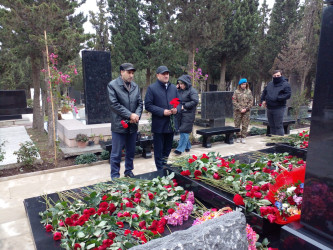 Kəlbəcər rayon İcra Hakimiyyəti başçısının birinici müavini Eldəniz Mehtiyev AZAL-a məxsus sərnişin təyyarəsinin faciəli şəkildə qəzaya uğramasın birinci ildönümündə, faciə nəticəsində həyatını itirmiş Azərbaycanın Milli Qəhrəmanı Hökümə Əliyevanın məzarını ziyarət edib.