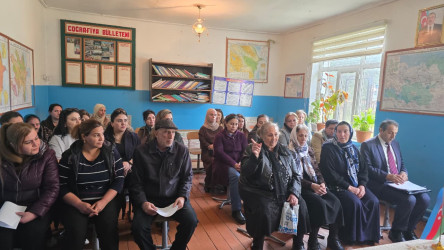 Kəlbəcər rayon İcra Hakimiyyətinin başçısı Azər Qocayev Abşeron rayonu ərazisində  müvəqqəti  fəaliyyət göstərən Kəlbəcər rayon 20 nömrəli tam orta məktəbin   inzibati binasında rayon sakinləri üçün səyyar-görüş qəbulunu keçirib.