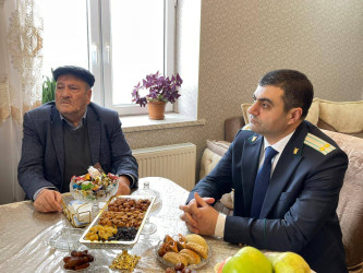 Kəlbəcər rayon İcra Hakimiyyətinin başçısı Azər Qocayev və Kəlbəcər rayon Prokuroru İlkin İsmayılov şəhid Abdullayev Həsən Aydın oğlunun ailəsini ziyarət edib.