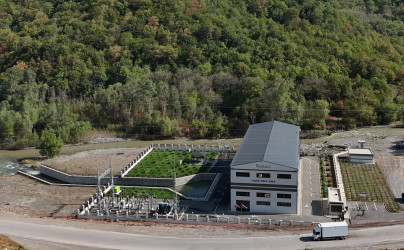 Azərbaycan Respublikasının Prezidenti İlham Əliyev və birinci xanım Mehriban Əliyeva avqustun 21-də Kəlbəcər rayonunun Vəng kəndində “AzərEnerji” ASC-nin “Aşağı Vəng”, “Nadirxanlı” və “Çaykənd” kiçik su elektrik stansiyalarının açılışında iştirak ediblər.