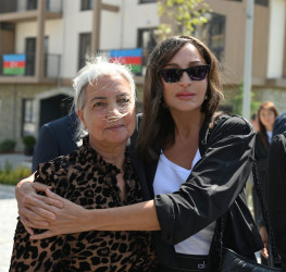 Avqustun 21-də Azərbaycan Respublikasının Prezidenti İlham Əliyev və birinci xanım Mehriban Əliyeva Kəlbəcər şəhərində 1-ci yaşayış kompleksinin ərazisində fərdi və çoxmərtəbəli evlərdə yaradılan şəraitlə tanış olub, buraya köçən sakinlərlə görüşüblər.