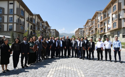 Avqustun 21-də Azərbaycan Respublikasının Prezidenti İlham Əliyev və birinci xanım Mehriban Əliyeva Kəlbəcər şəhərində 1-ci yaşayış kompleksinin ərazisində fərdi və çoxmərtəbəli evlərdə yaradılan şəraitlə tanış olub, buraya köçən sakinlərlə görüşüblər.