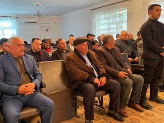 Kəlbəcər rayon İcra Hakimiyyətinin başçısı Azər Qocayev Qax rayonu, Almalı kəndində  həmin ərazidə yaşayan vətəndaşlar üçün səyyar-görüş qəbulunu keçirib.