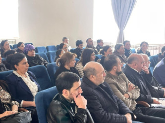 Kəlbəcər rayon İcra Hakimiyyətinin başçısı Azər Qocayev Abşeron rayonu, Mehdiabad qəsəbəsində, Kəlbəcər rayon 13 nömrəli tam orta məktəbin inzibati binasında həmin ərazidə yaşayan vətəndaşlarla görüşüb.