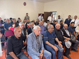 Kəlbəcər rayon İcra Hakimiyyətinin başçısı Azər Qocayev Goranboy rayonu, Meşəli kəndində yerləşən  Kəlbəcər rayon 100 nömrəli tam orta məktəbin inzibati binasında həmin ərazidə yaşayan  vətəndaşlar üçün səyyar-görüş qəbulunu keçirib