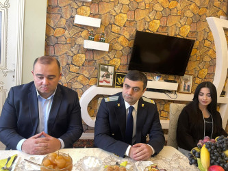 Kəlbəcər rayon İcra Hakimiyyətinin başçısı Azər Qocayev şəhid Qabilov İsmayıl Əli oğlunun ailəsini ziyarət edib.