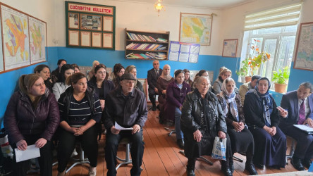 Kəlbəcər rayon İcra Hakimiyyətinin başçısı Azər Qocayev Abşeron rayonu ərazisində  müvəqqəti  fəaliyyət göstərən Kəlbəcər rayon 20 nömrəli tam orta məktəbin   inzibati binasında rayon sakinləri üçün səyyar-görüş qəbulunu keçirib.