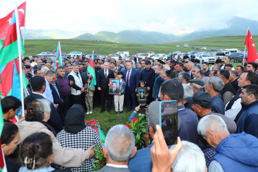 Kəlbəcər Rayon İcra Hakimiyyətinin başçısı Azər Qocayev, şəhid Kamalov Bahadur Məhəmməd oğlunun , Kəlbəcər rayonunda dəfin mərasimində iştirak edib.