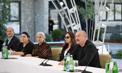 Avqustun 21-də Azərbaycan Respublikasının Prezidenti İlham Əliyev və birinci xanım Mehriban Əliyeva Kəlbəcər şəhərində 1-ci yaşayış kompleksinin ərazisində fərdi və çoxmərtəbəli evlərdə yaradılan şəraitlə tanış olub, buraya köçən sakinlərlə görüşüblər.