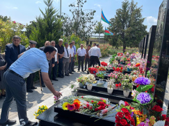 Kəlbəcər rayon İcra Hakimiyyətinin başçısı Azər Qocayev  “Qarabağ” ordenli şəhid, mayor Azər Mikayılovun ad günündə məzarını ziyarət edib.