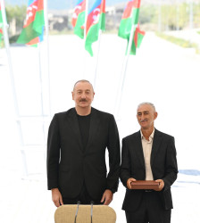 Avqustun 21-də Azərbaycan Respublikasının Prezidenti İlham Əliyev və birinci xanım Mehriban Əliyeva Kəlbəcər şəhərində 1-ci yaşayış kompleksinin ərazisində fərdi və çoxmərtəbəli evlərdə yaradılan şəraitlə tanış olub, buraya köçən sakinlərlə görüşüblər.