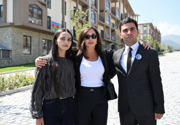 Avqustun 21-də Azərbaycan Respublikasının Prezidenti İlham Əliyev və birinci xanım Mehriban Əliyeva Kəlbəcər şəhərində 1-ci yaşayış kompleksinin ərazisində fərdi və çoxmərtəbəli evlərdə yaradılan şəraitlə tanış olub, buraya köçən sakinlərlə görüşüblər.