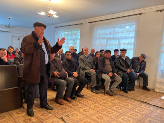 Kəlbəcər rayon İcra Hakimiyyətinin başçısı Azər Qocayev Qax rayonu, Almalı kəndində  həmin ərazidə yaşayan vətəndaşlar üçün səyyar-görüş qəbulunu keçirib.