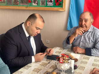 Kəlbəcər rayon İcra Hakimiyyətinin başçısı Azər Qocayev şəhid Rzayev Ülfət Novruz oğlunun ailəsini ziyarət edib.