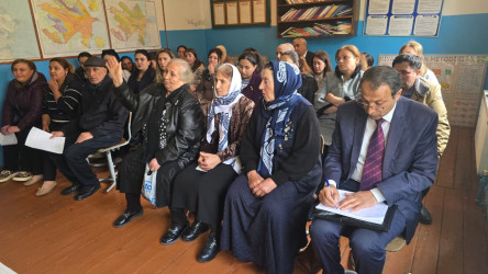 Kəlbəcər rayon İcra Hakimiyyətinin başçısı Azər Qocayev Abşeron rayonu ərazisində  müvəqqəti  fəaliyyət göstərən Kəlbəcər rayon 20 nömrəli tam orta məktəbin   inzibati binasında rayon sakinləri üçün səyyar-görüş qəbulunu keçirib.