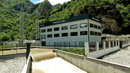 Azərbaycan Respublikasının Prezidenti İlham Əliyev və birinci xanım Mehriban Əliyeva avqustun 21-də Kəlbəcər rayonunun Vəng kəndində “AzərEnerji” ASC-nin “Aşağı Vəng”, “Nadirxanlı” və “Çaykənd” kiçik su elektrik stansiyalarının açılışında iştirak ediblər.