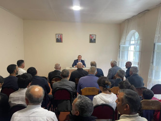 Kəlbəcər rayon İcra Hakimiyyətinin başçısı Azər Qocayev Goranboy rayonu, Meşəli kəndində yerləşən  Kəlbəcər rayon 100 nömrəli tam orta məktəbin inzibati binasında həmin ərazidə yaşayan  vətəndaşlar üçün səyyar-görüş qəbulunu keçirib