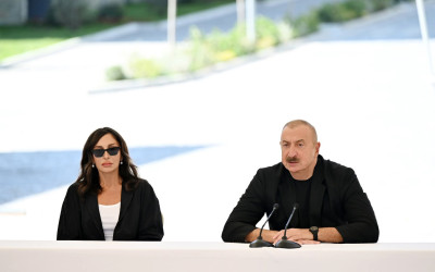 Avqustun 21-də Azərbaycan Respublikasının Prezidenti İlham Əliyev və birinci xanım Mehriban Əliyeva Kəlbəcər şəhərində 1-ci yaşayış kompleksinin ərazisində fərdi və çoxmərtəbəli evlərdə yaradılan şəraitlə tanış olub, buraya köçən sakinlərlə görüşüblər.