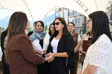 Avqustun 21-də Azərbaycan Respublikasının Prezidenti İlham Əliyev və birinci xanım Mehriban Əliyeva Kəlbəcər şəhərində 1-ci yaşayış kompleksinin ərazisində fərdi və çoxmərtəbəli evlərdə yaradılan şəraitlə tanış olub, buraya köçən sakinlərlə görüşüblər.