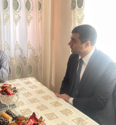 Kəlbəcər rayon İcra Hakimiyyətinin başçısı Azər Qocayev şəhid Rzayev Ülfət Novruz oğlunun ailəsini ziyarət edib.