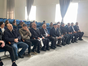 Kəlbəcər rayon İcra Hakimiyyətinin başçısı Azər Qocayev Abşeron rayonu, Mehdiabad qəsəbəsində, Kəlbəcər rayon 13 nömrəli tam orta məktəbin inzibati binasında həmin ərazidə yaşayan vətəndaşlarla görüşüb.