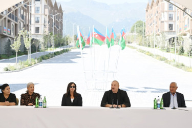 Avqustun 21-də Azərbaycan Respublikasının Prezidenti İlham Əliyev və birinci xanım Mehriban Əliyeva Kəlbəcər şəhərində 1-ci yaşayış kompleksinin ərazisində fərdi və çoxmərtəbəli evlərdə yaradılan şəraitlə tanış olub, buraya köçən sakinlərlə görüşüblər.