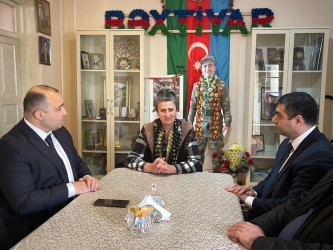 Kəlbəcər rayon İcra Hakimiyyətinin başçısı Azər Qocayev, Kəlbəcər rayon Prokuroru İlkin İsmayılov şəhid Rəhimli Bəxtiyar Nəsimi oğlunun ailəsini ziyarət edib