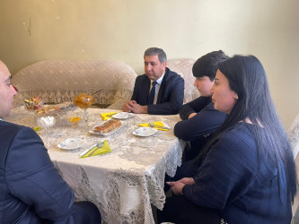 Kəlbəcər rayon İcra Hakimiyyətinin başçısı Azər Qocayev şəhid Qabilov İsmayıl Əli oğlunun ailəsini ziyarət edib.