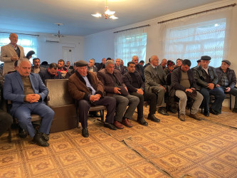 Kəlbəcər rayon İcra Hakimiyyətinin başçısı Azər Qocayev Qax rayonu, Almalı kəndində  həmin ərazidə yaşayan vətəndaşlar üçün səyyar-görüş qəbulunu keçirib.