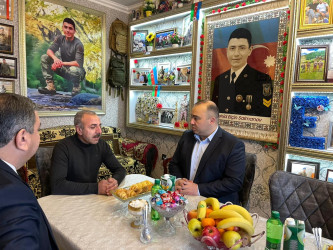Kəlbəcər rayon İcra Hakimiyyətinin başçısı Azər Qocayev şəhid Salmanov Elçin Habil oğlunun ailəsini ziyarət edib.