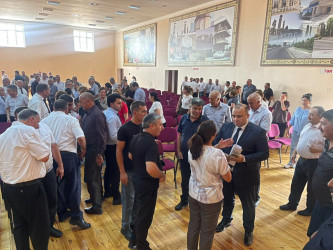 Kəlbəcər rayon İcra Hakimiyyətinin başçısı Azər Qocayev Tərtər rayonu, Şıxarx qəsəbəsində yerləşən Kəlbəcər rayon 34 nömrəli tam orta məktəbin inzibati binasında həmin ərazidə yaşayan vətəndaşlar üçün səyyar-görüş qəbulunu keçirib