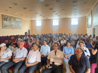 Kəlbəcər rayon İcra Hakimiyyətinin başçısı Azər Qocayev Tərtər rayonu, Şıxarx qəsəbəsində yerləşən Kəlbəcər rayon 34 nömrəli tam orta məktəbin inzibati binasında həmin ərazidə yaşayan vətəndaşlar üçün səyyar-görüş qəbulunu keçirib