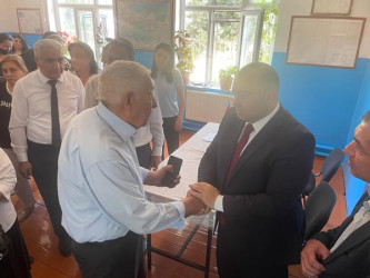 Kəlbəcər rayon İcra Hakimiyyətinin başçısı Azər Qocayev Abşeron şəhəri, Xırdalan şəhəri, Kəlbəcər rayon 20 saylı tam orta məktəbin inzibati binasında həmin ərazidə yaşayan vətəndaşlar üçün görüş  keçirib.