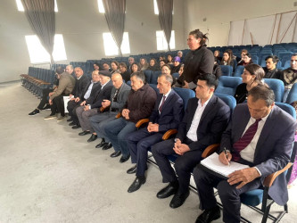 Kəlbəcər rayon İcra Hakimiyyətinin başçısı Azər Qocayev Abşeron rayonu, Mehdiabad qəsəbəsində, Kəlbəcər rayon 13 nömrəli tam orta məktəbin inzibati binasında həmin ərazidə yaşayan vətəndaşlarla görüşüb.